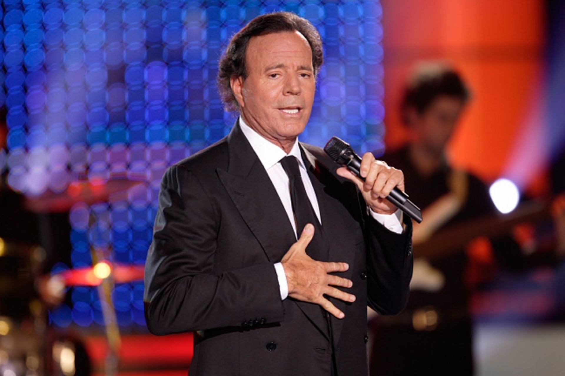 Defensa de Julio Iglesias solicita frenar investigación de delitos sexuales en su contra