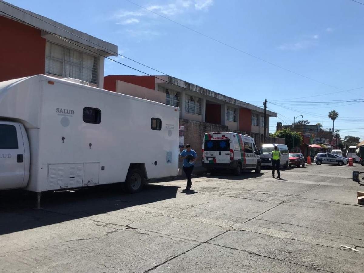 Instalan unidad médica móvil para atender a locatarios del mercado “Galeana”