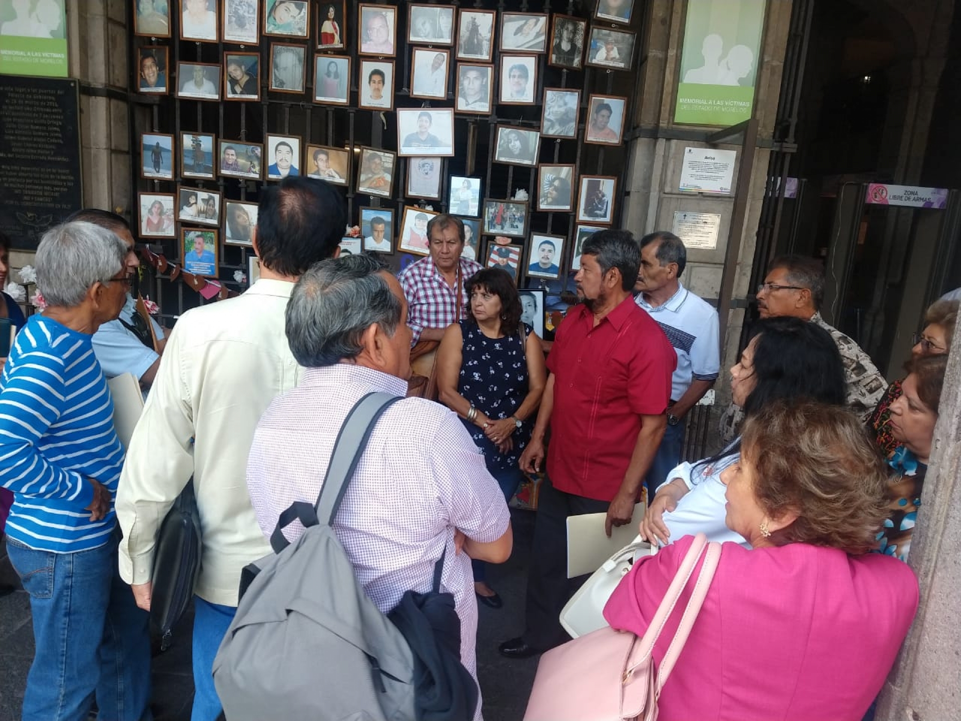 Protestan maestros jubilados; exigen pago de prima de antigüedad