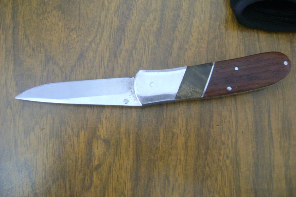 Sorprenden a un hombre en posesión de una navaja
