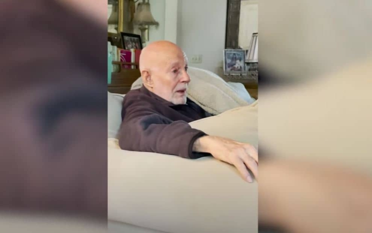Abuelito llora al ver video de su boda, su esposa ya murió