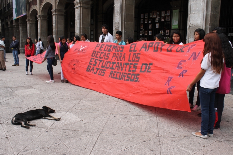 Estudiantes de la preparatoria "Ejército Libertador del Sur" piden ser incluidos en el programa de Beca Salario
