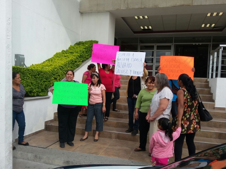 Protestan por amenaza de despojo en telesecundaria