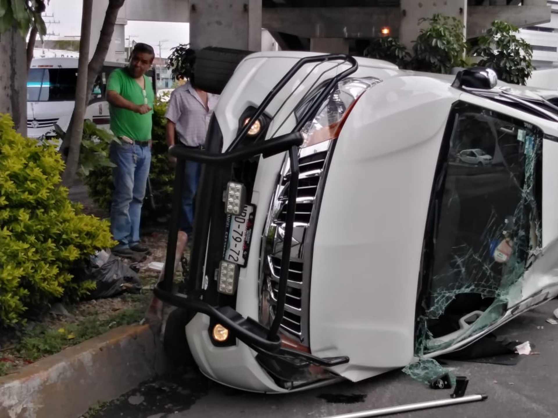 Chocan camioneta y vehículo de traslado de valores en el bulevar Cuauhnáhuac