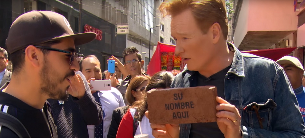 Conan O’Brien pide dinero en el Centro Histórico de la CDMx para “construir” el muro