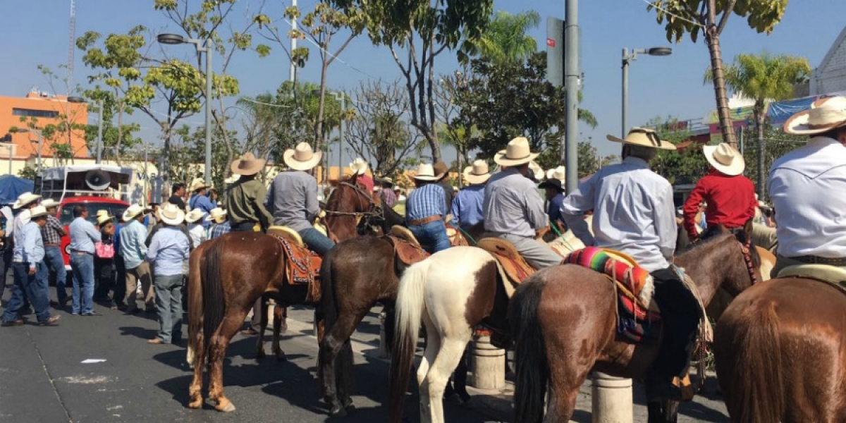 Realizan cabalgata campesinos de la zona oriente; protestan por la construcción de acueducto