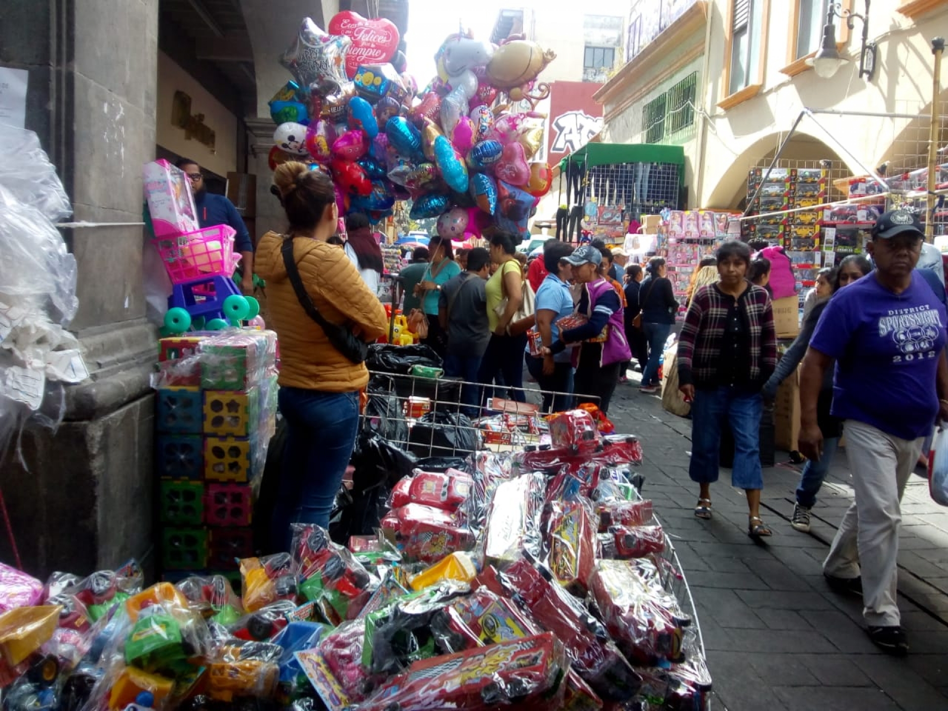 Comerciantes se instalan en la calle Guerrero, por Reyes