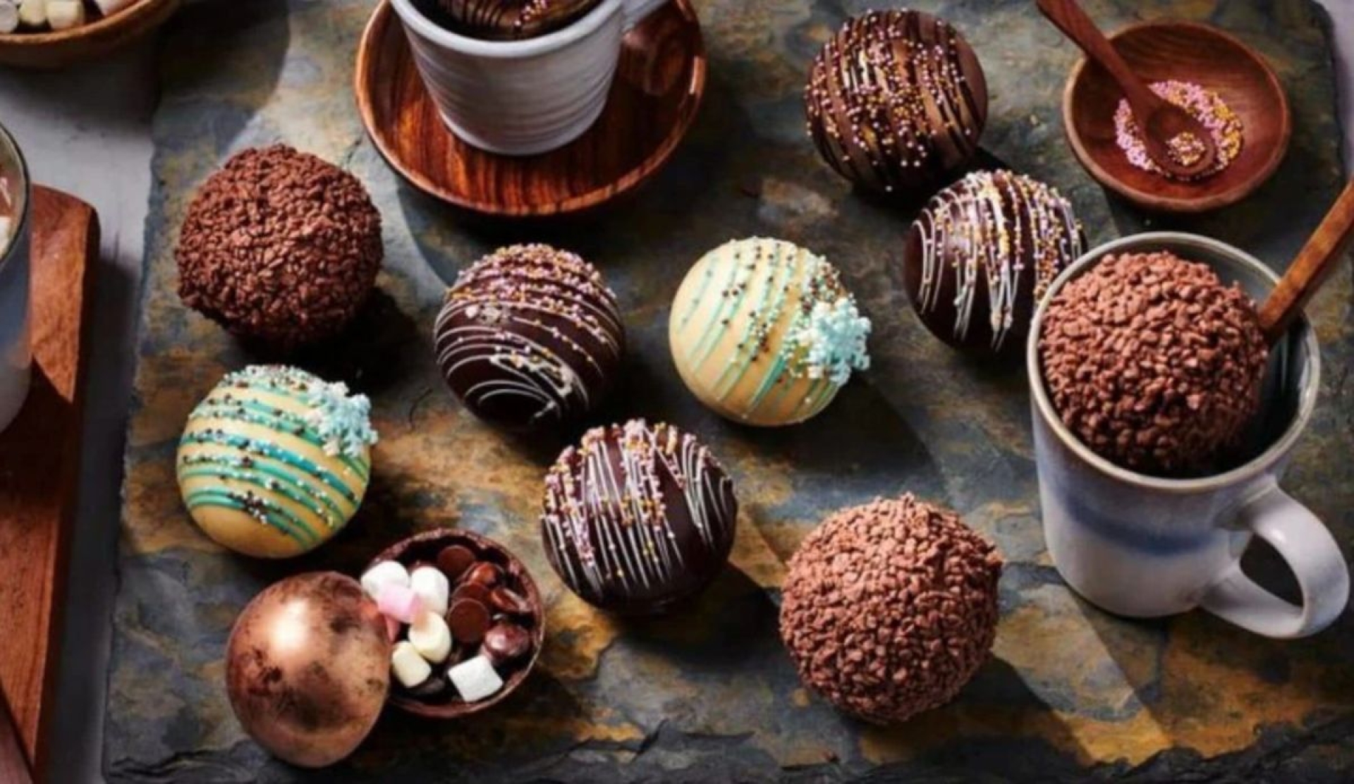 Aprende a preparar bombas de chocolate con bombones para bebidas navideñas
