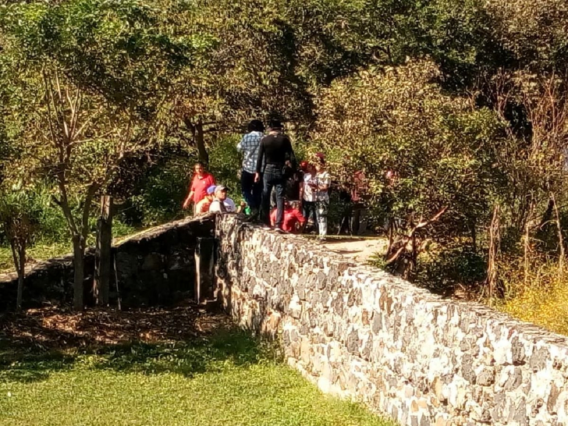Encuentran muerta a una joven en un canal de riego