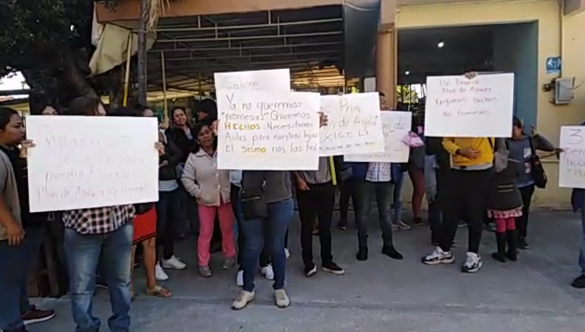 Se manifiestan padres de familia de primaria 'Plan de Ayala' de Tlaquiltenango, en IEBEM
