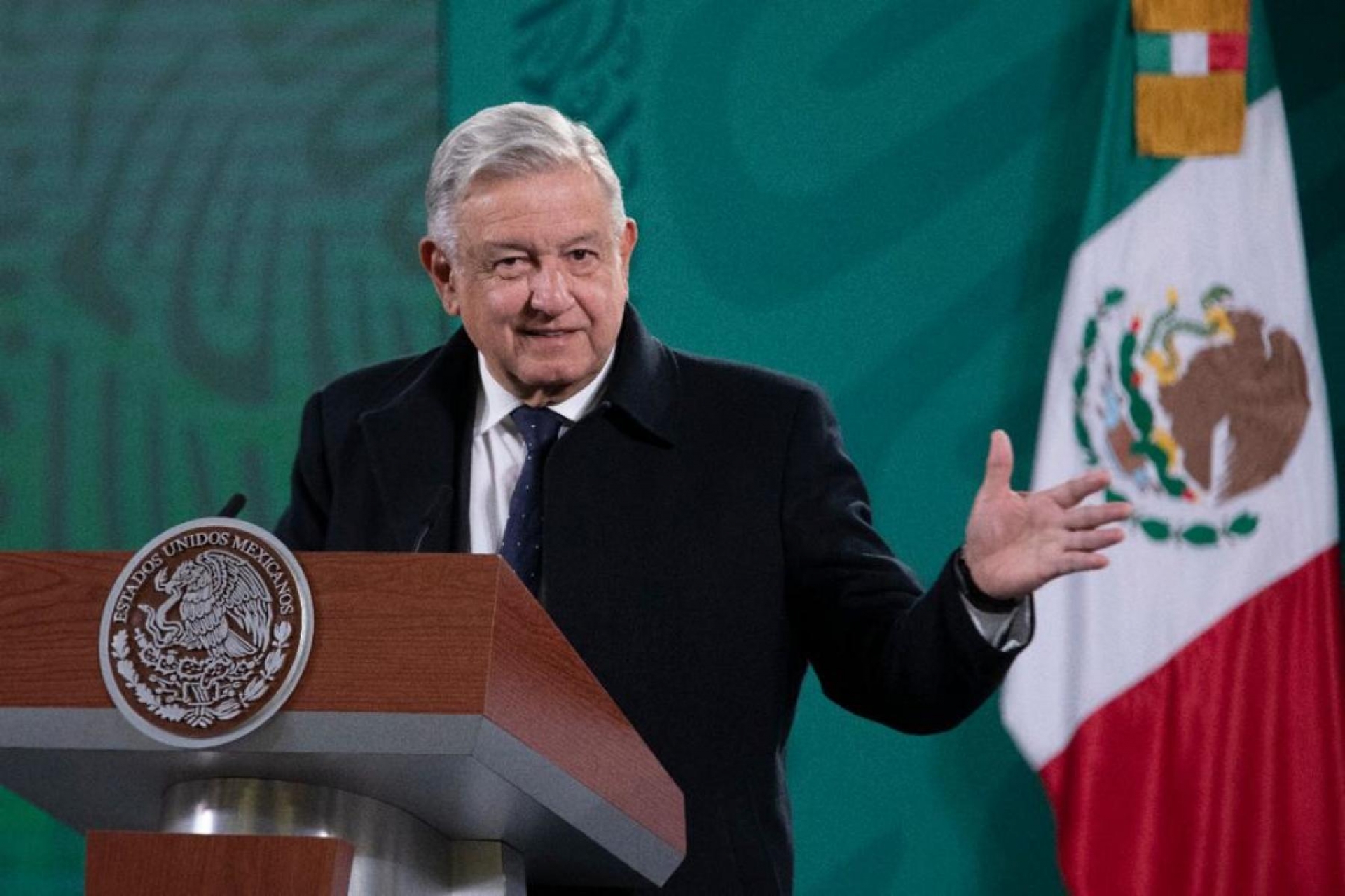 No hay fines electorales al pedir credencial del INE en vacunación: AMLO