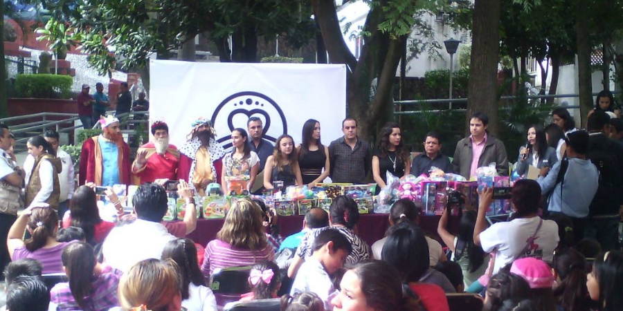 Entrega juguetes el alcalde de Cuernavaca en el DIF municipal
