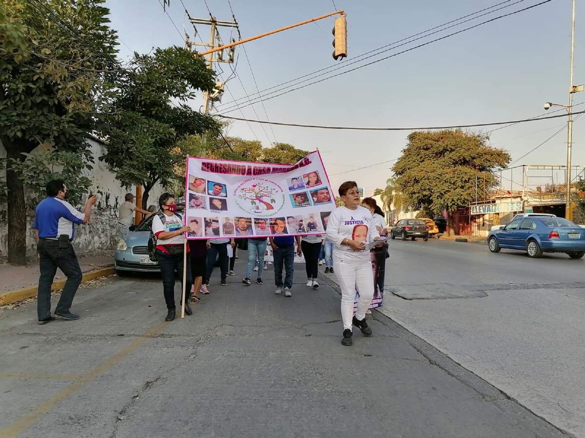 Marchan colectivos de búsqueda de personas en Cuautla