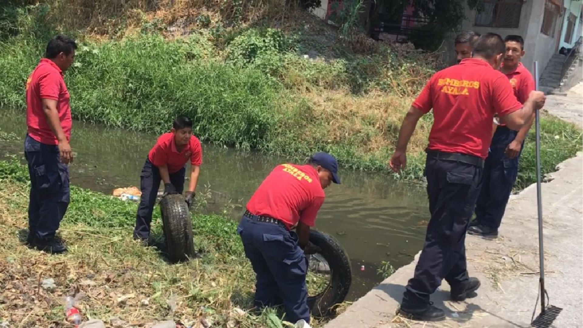 Bomberos de Ayala retiran basura de barrancas para evitar inundaciones