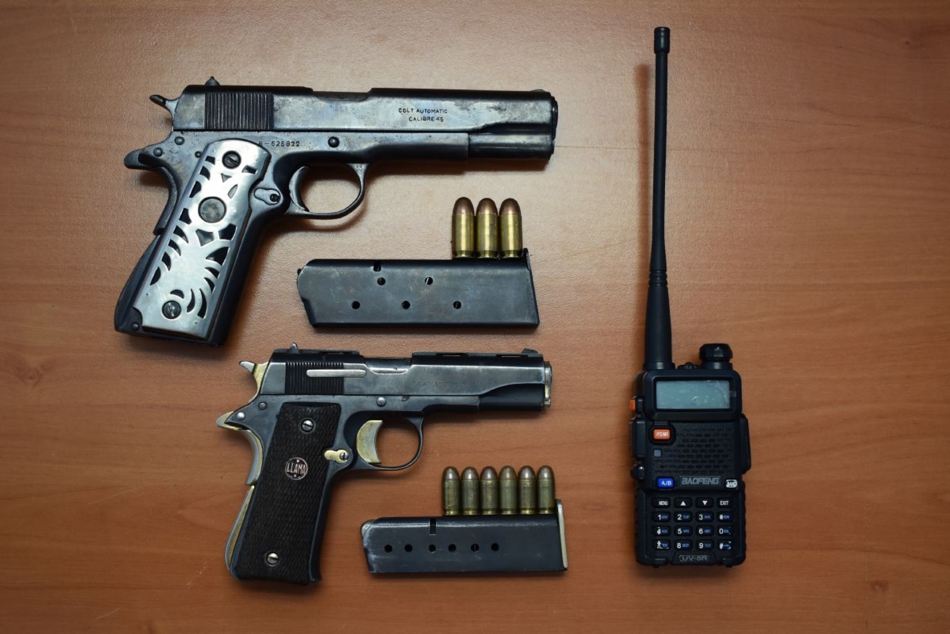 Arrestan a dos individuos presuntamente armados