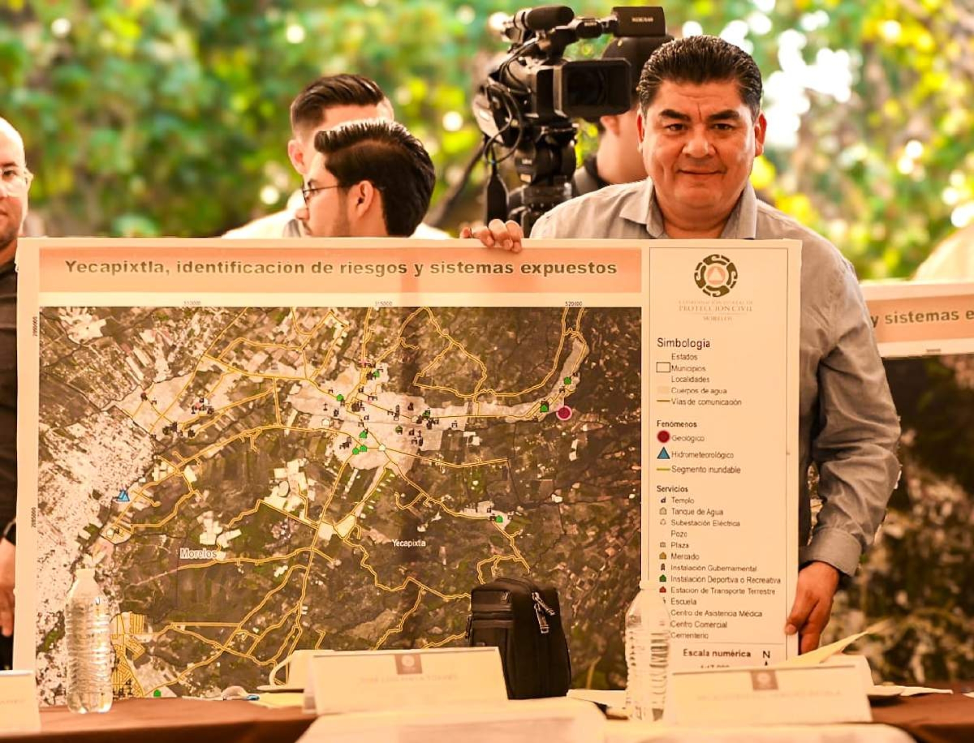 Recibe Rafael Sánchez Mapa de Riesgos de Yecapixtla