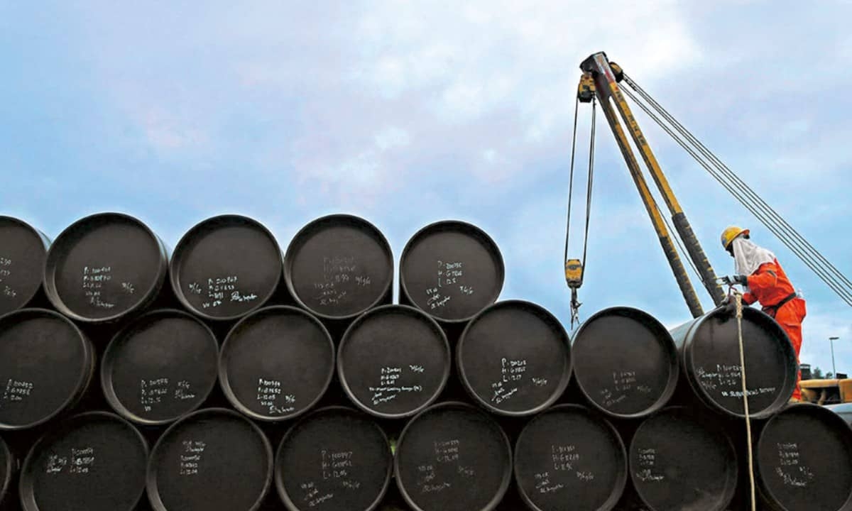 Precio del petróleo opera a 85 dólares el barril