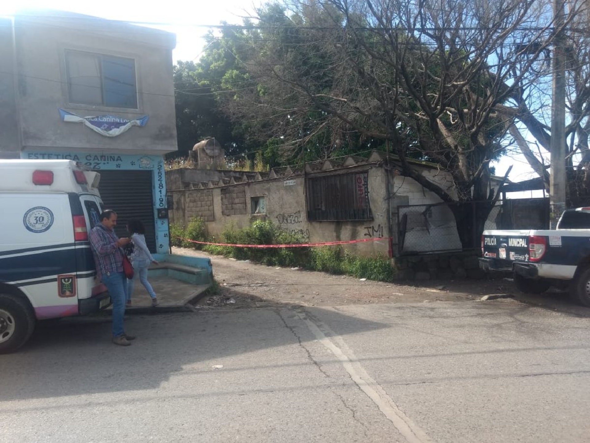 Hallan tres cadáveres dentro de un auto