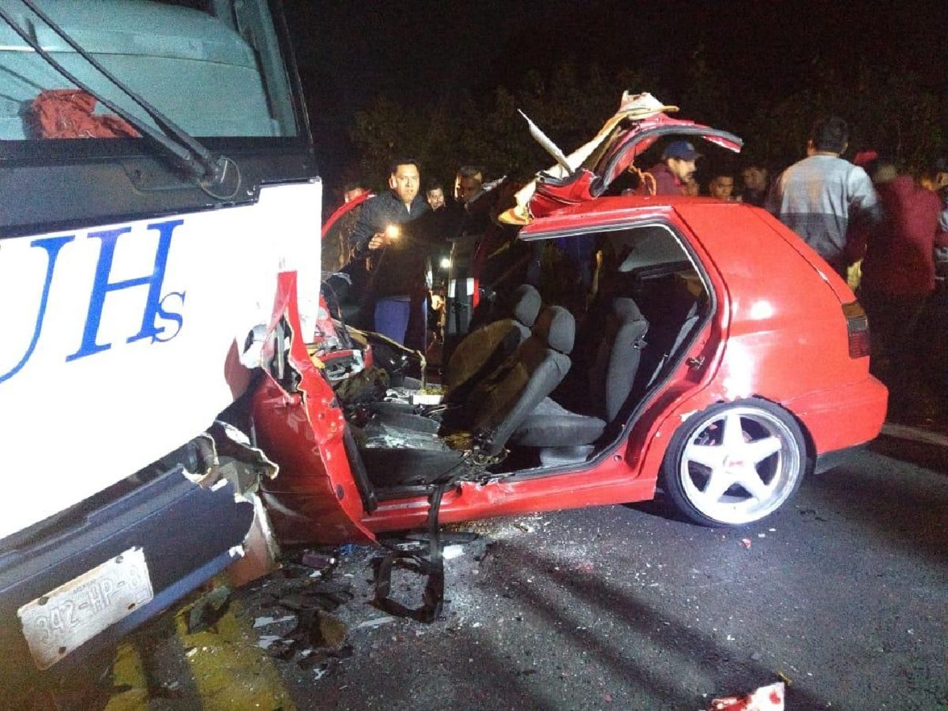 Rescatan a joven que quedó prensado en su auto