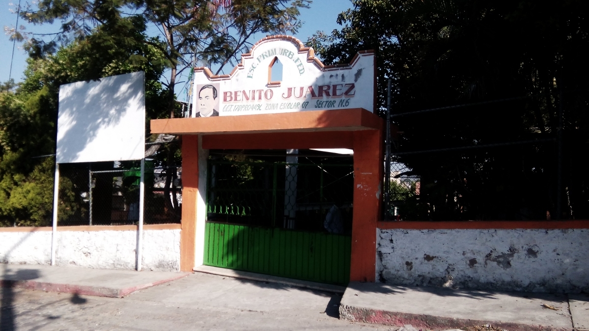 Toman las instalaciones de la primaria Benito Juárez en Puente de Ixtla en demanda de un maestro
