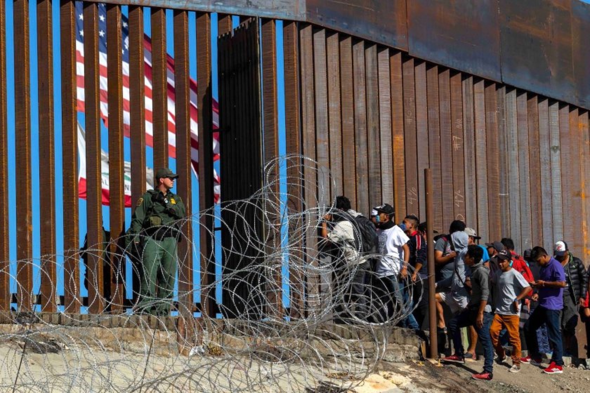 México saluda el fin de la construcción del muro: Ebrard