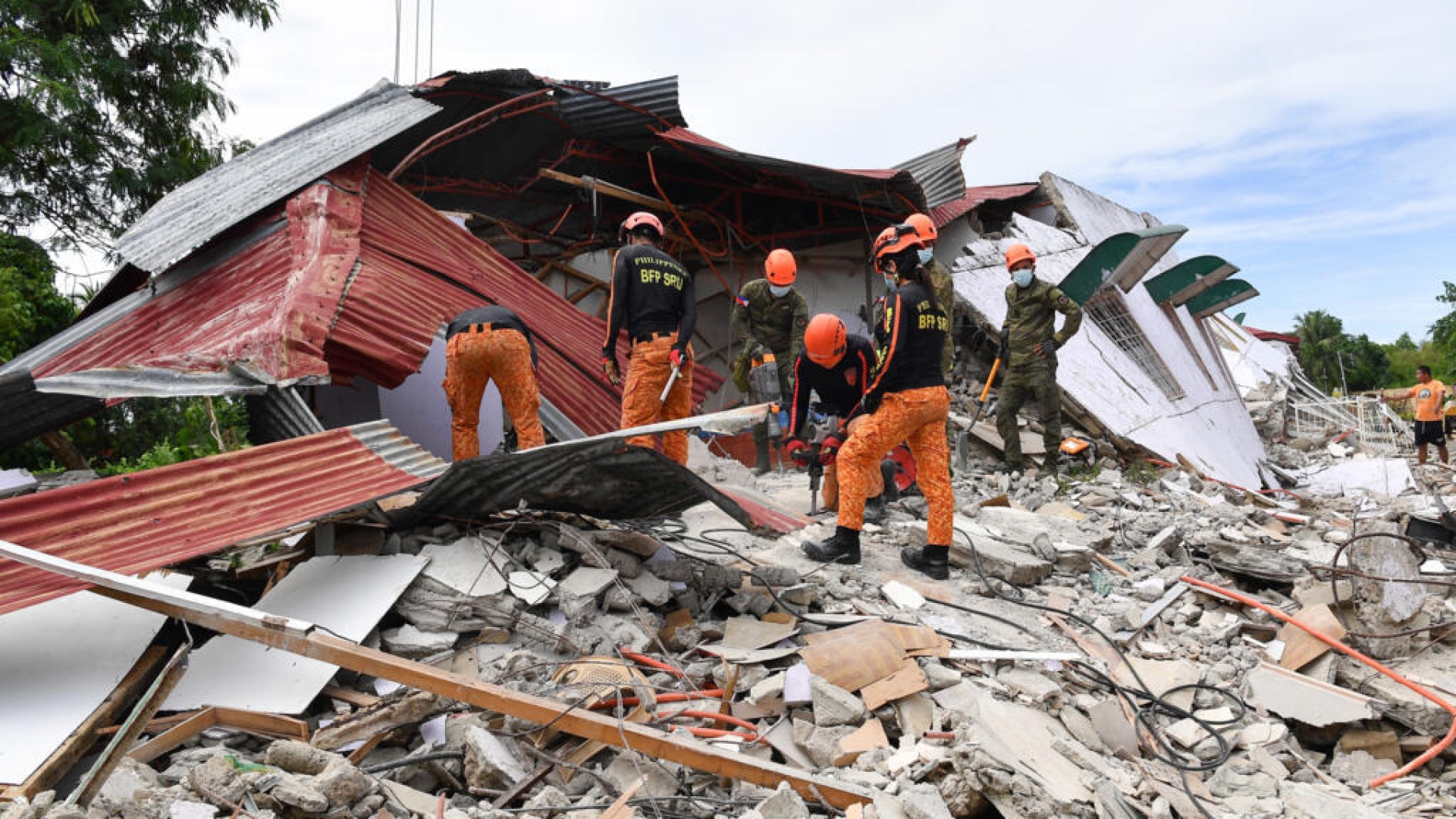 Confirman 69 muertos tras terremoto de 6.9 en Filipinas