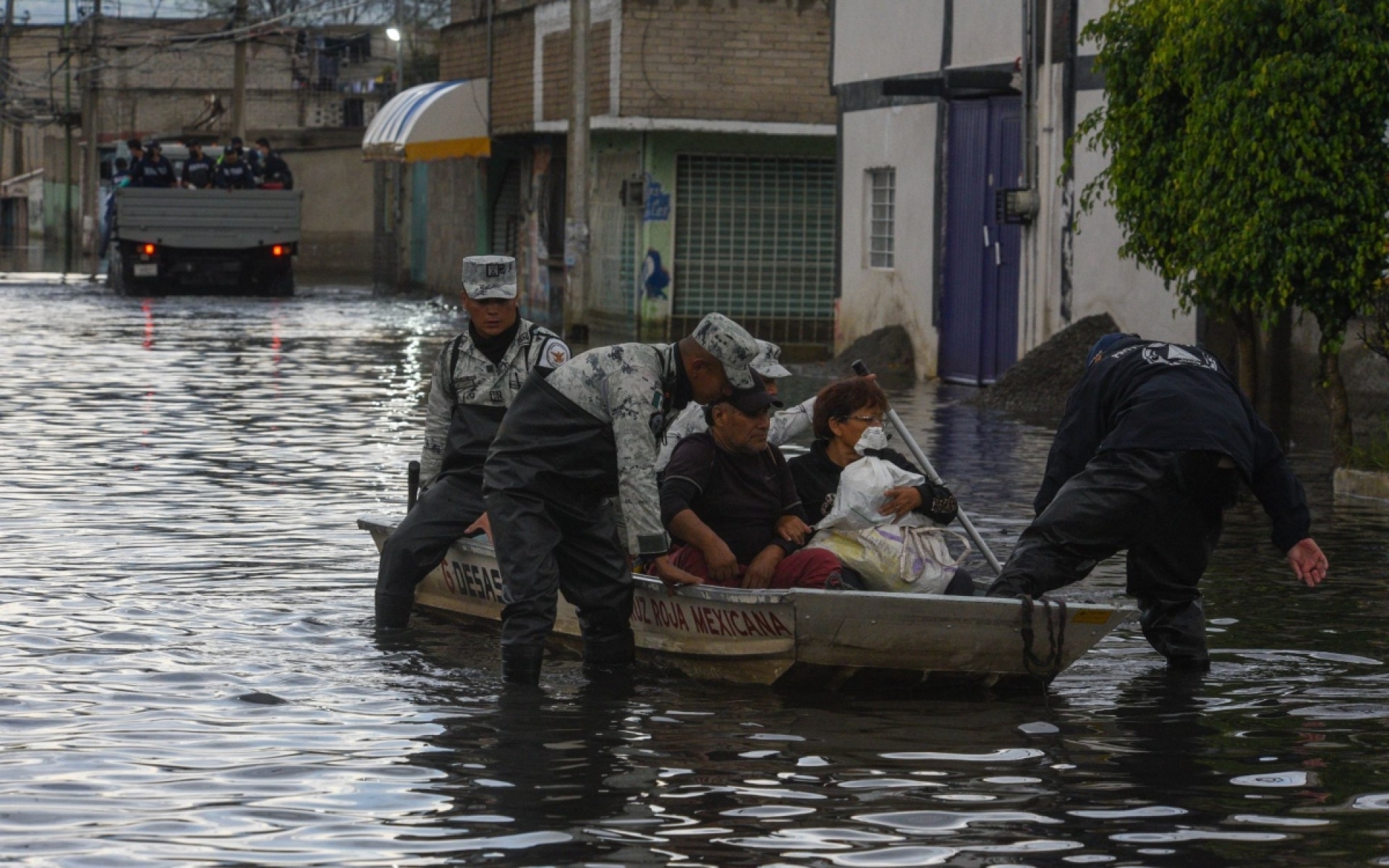 Inundaciones en Chalco: Instalan bombas adicionales para reforzar bombeo