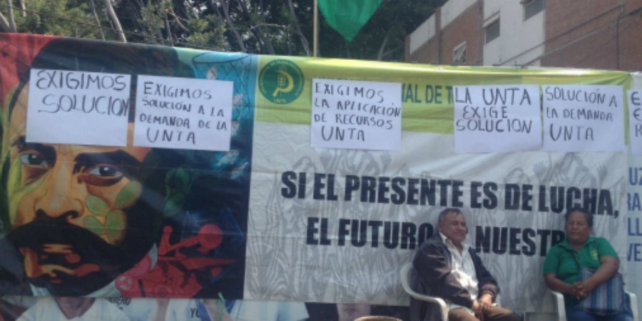 Se manifiestan integrantes de la UNTA; exigen la liberación de recursos para 120 productores
