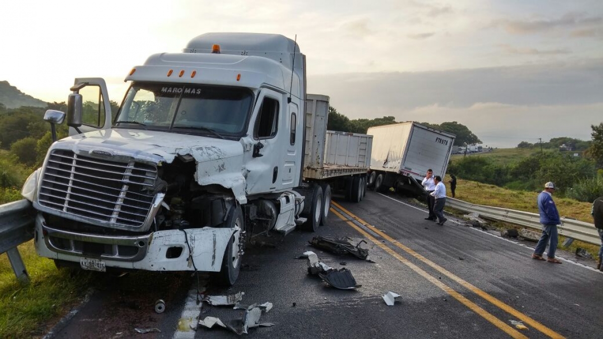 Choca tráiler contra camión en la autopista La Pera-Cuautla