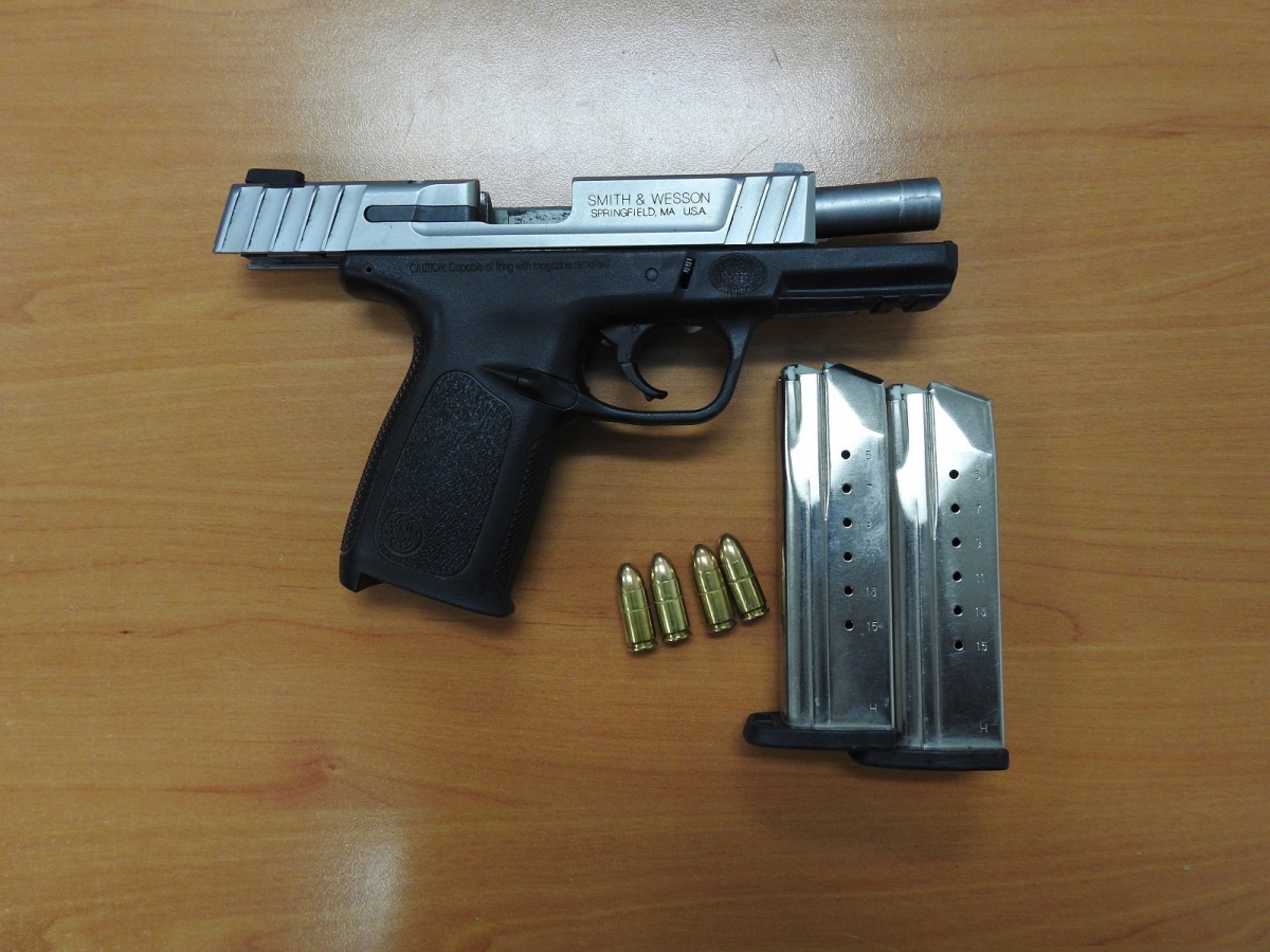 Detienen a hombre en presunta posesión de arma de fuego