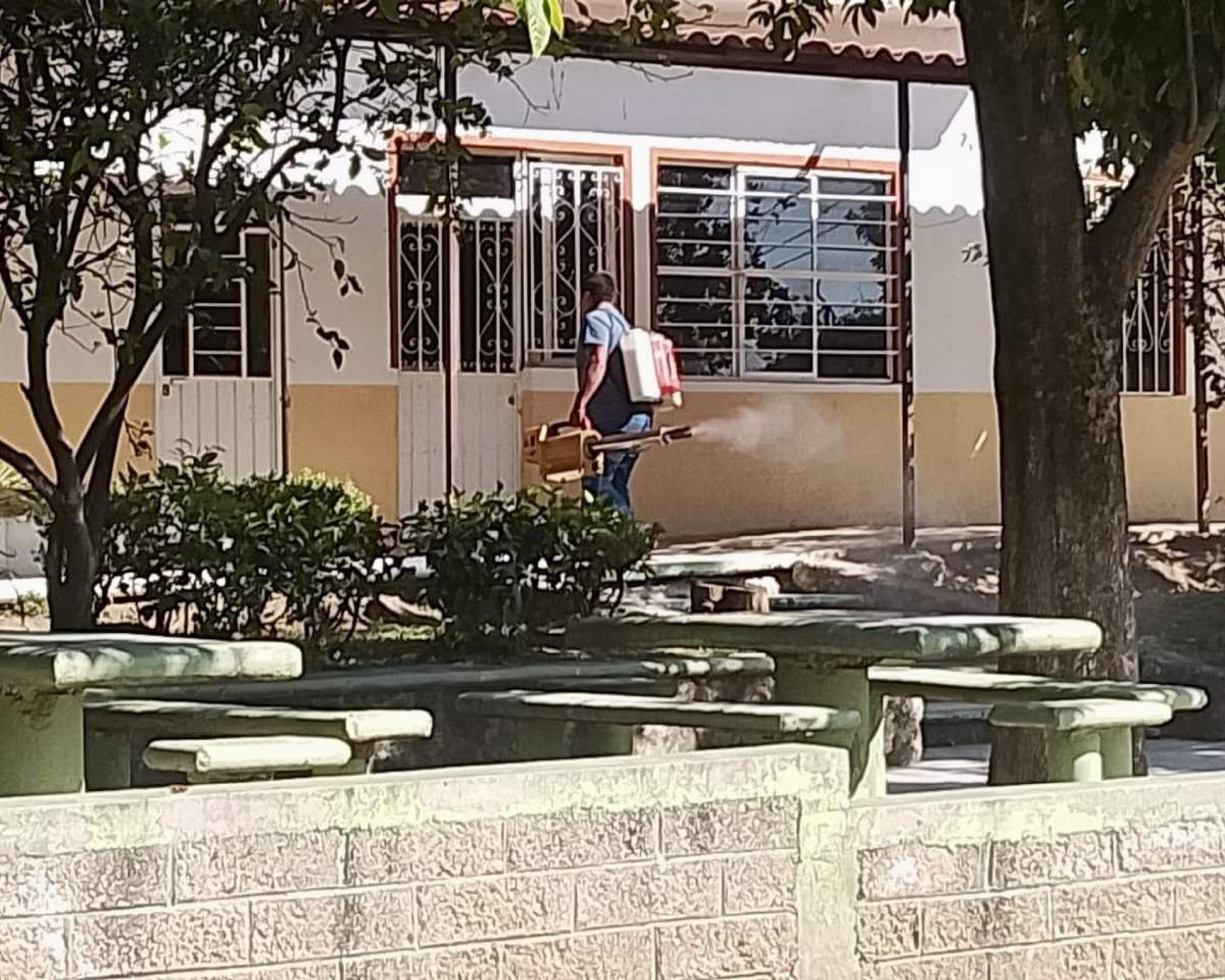 Nebulizan escuelas de Yecapixtla para combatir el dengue