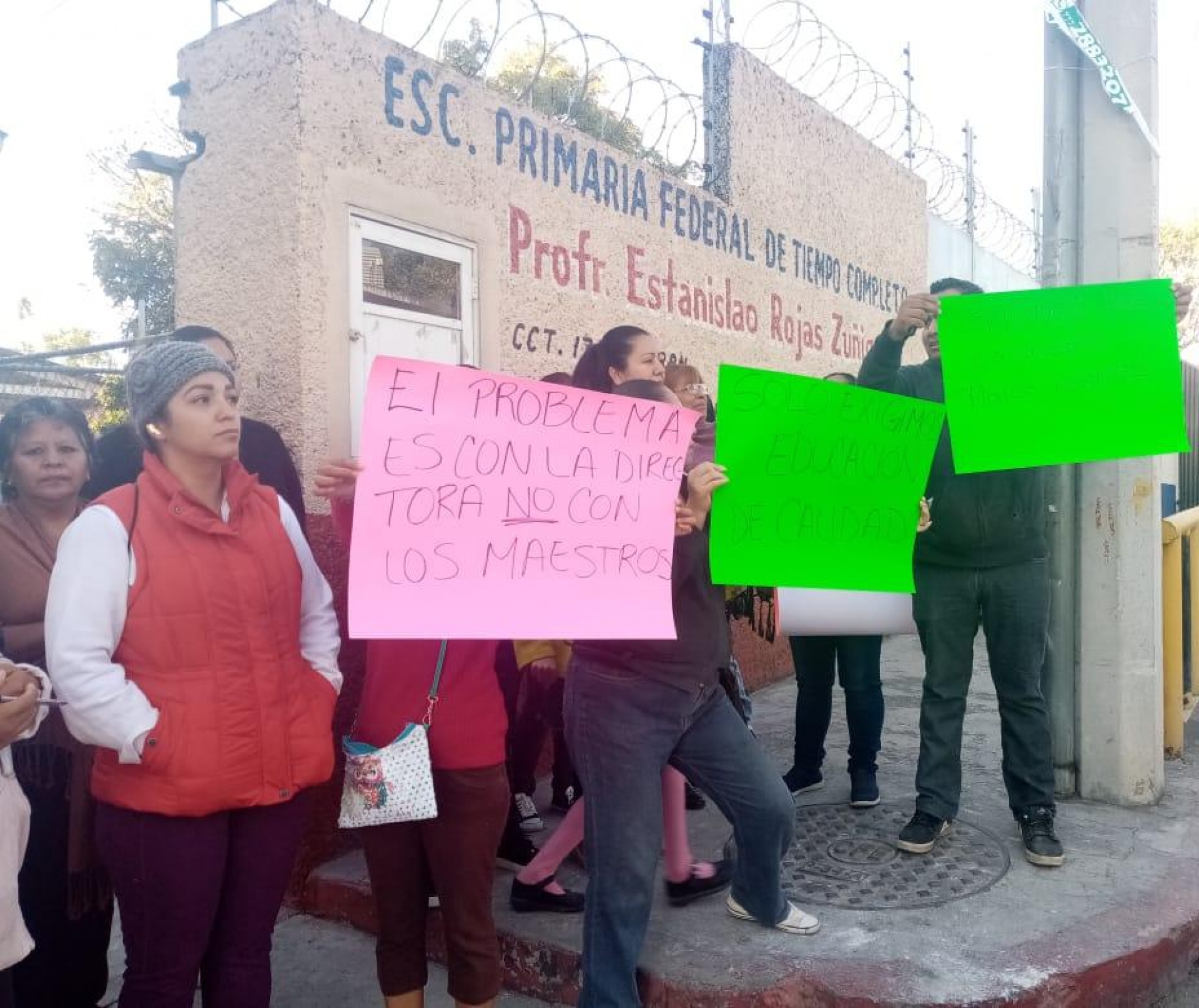 Protestan padres de familia de la primaria 'Profesor Estanislao Rojas', en Acapantzingo