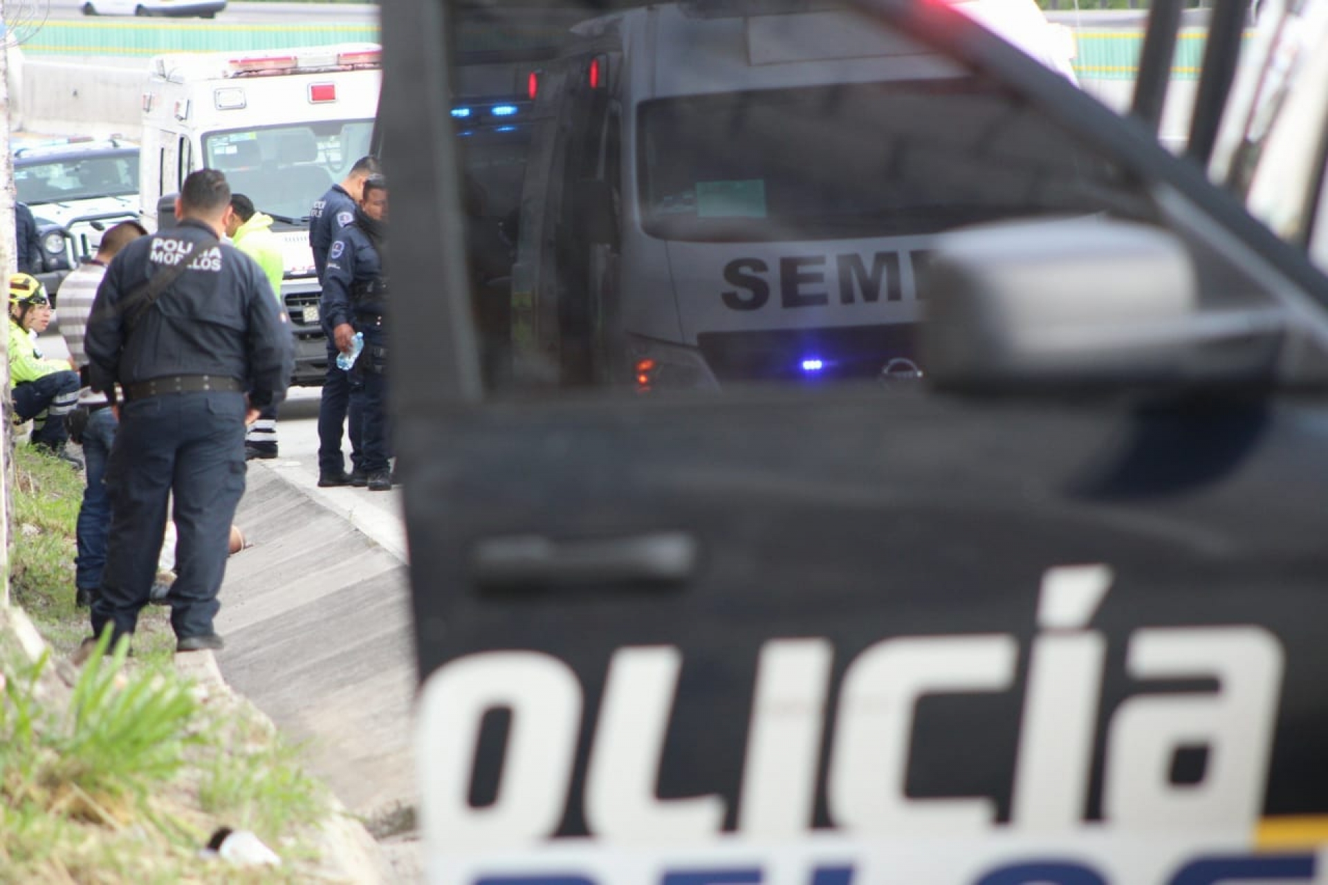 Hallan el cadáver de una mujer a un costado del paso exprés