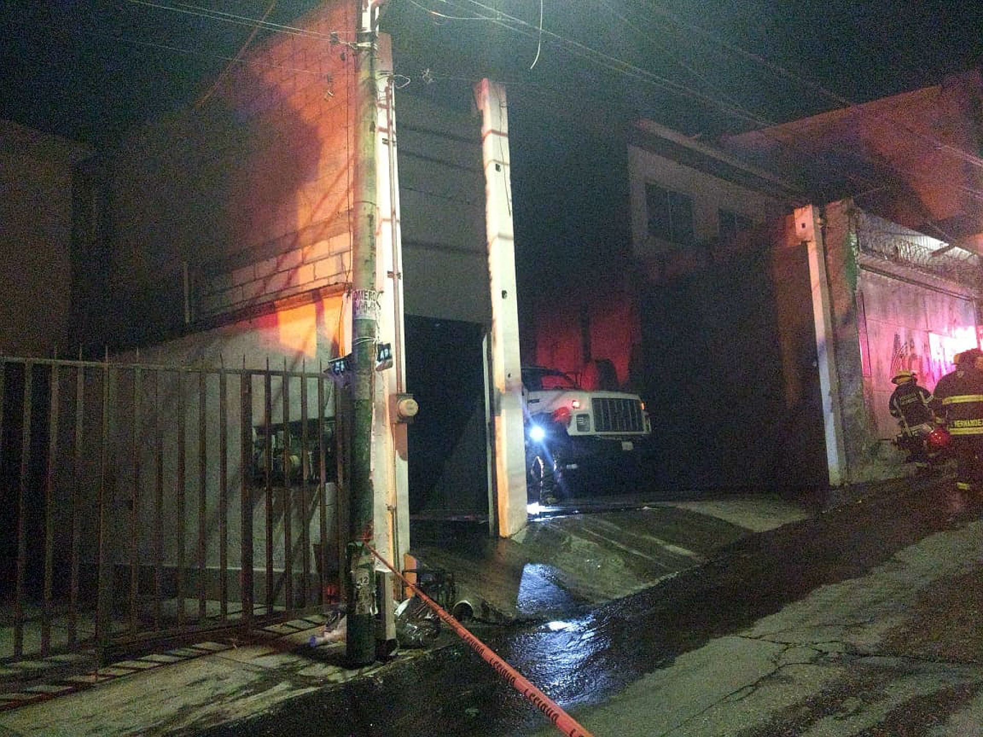Sofocan incendio en una bodega de plásticos, en Acapantzingo