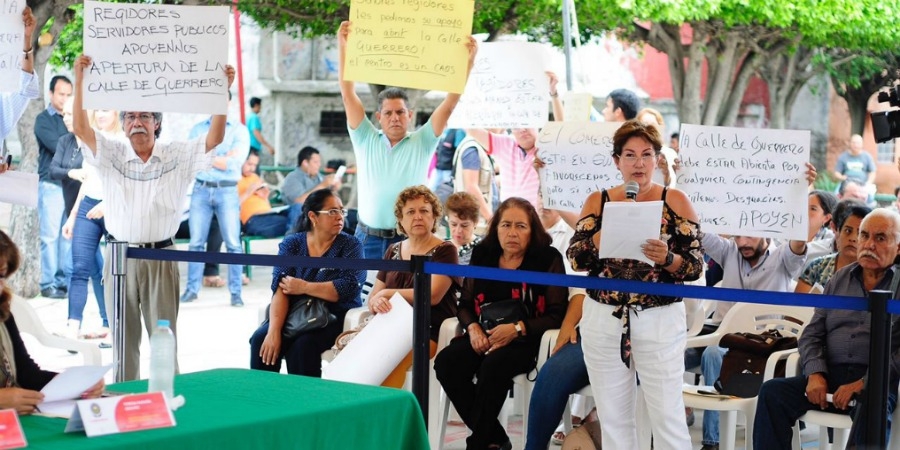 Comerciantes establecidos se manifiestan; piden apertura de la calle Guerrero al tránsito vehicular