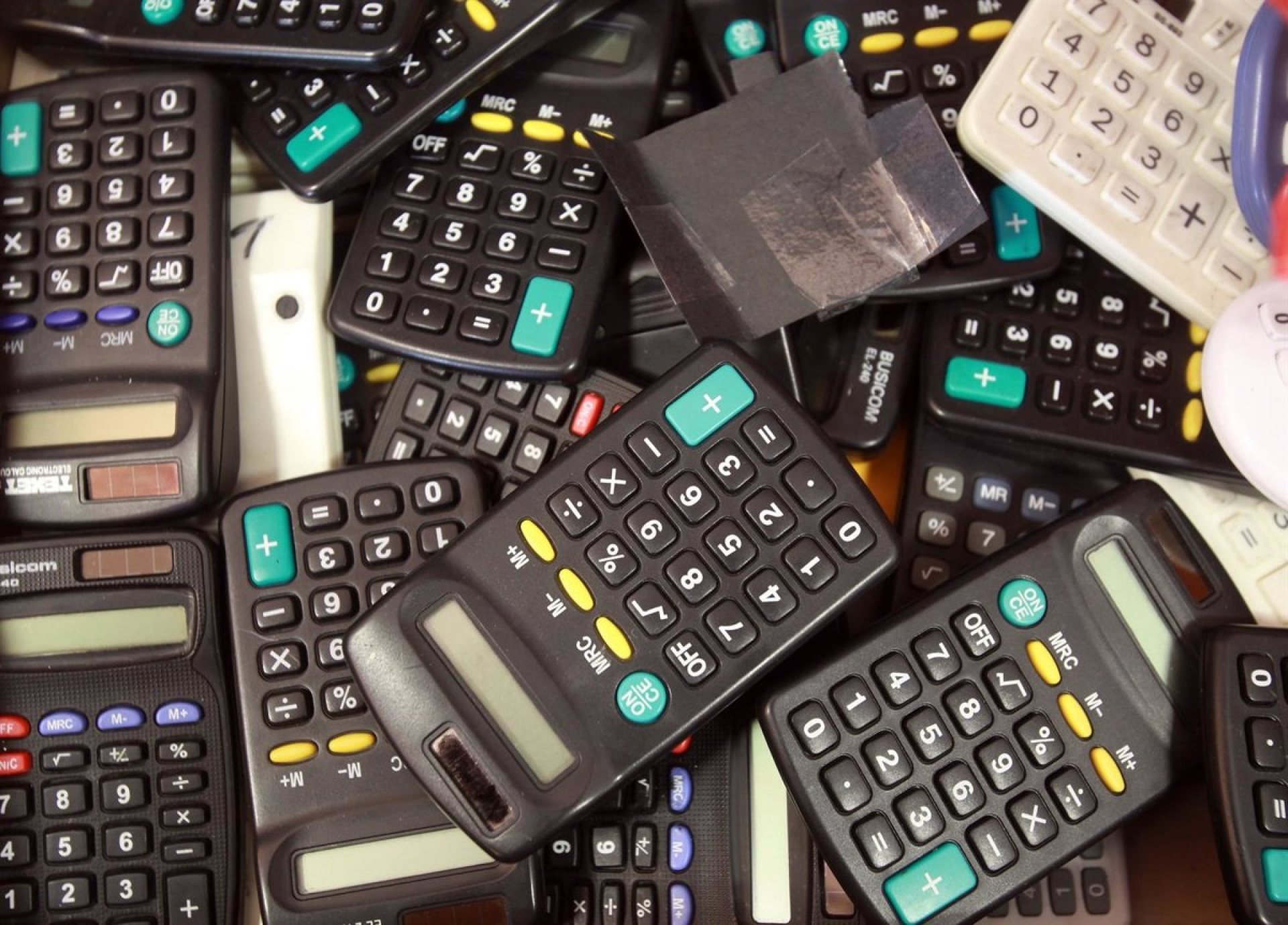 Las calculadoras tradicionales se mantienen vigentes pese al auge tecnológico y la inteligencia artificial