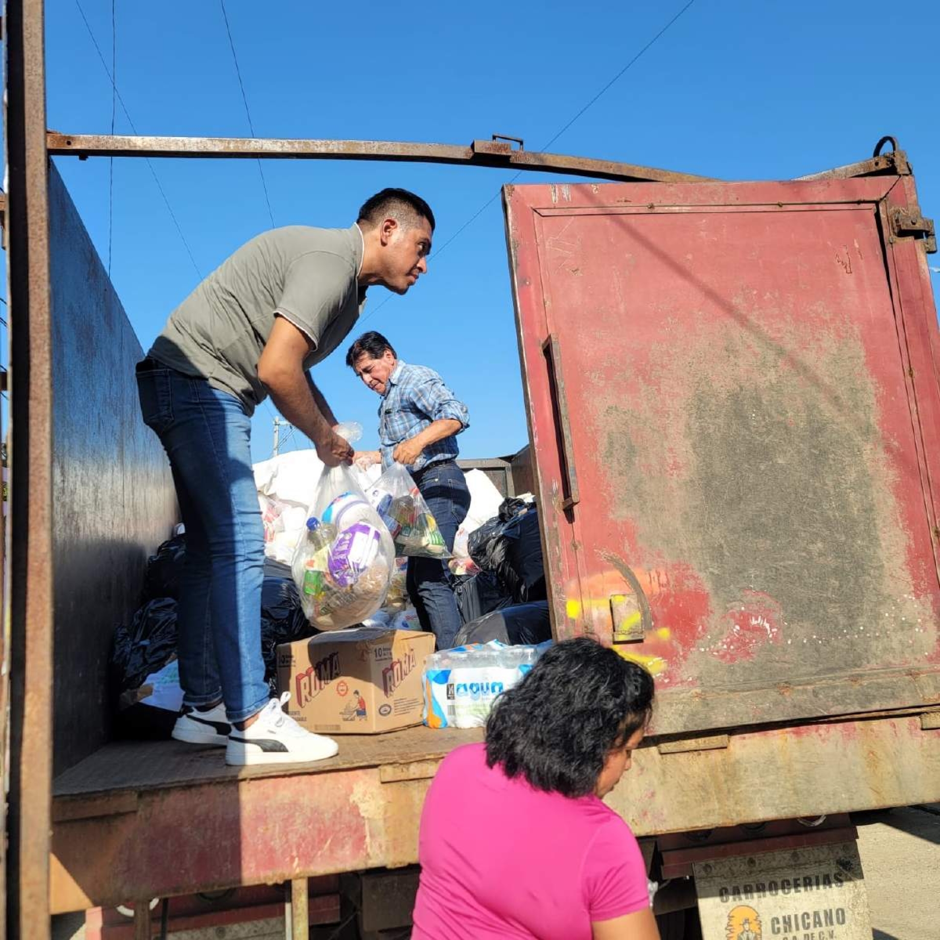 Habitantes de Hueyapan llevan ayuda a damnificados en Acapulco