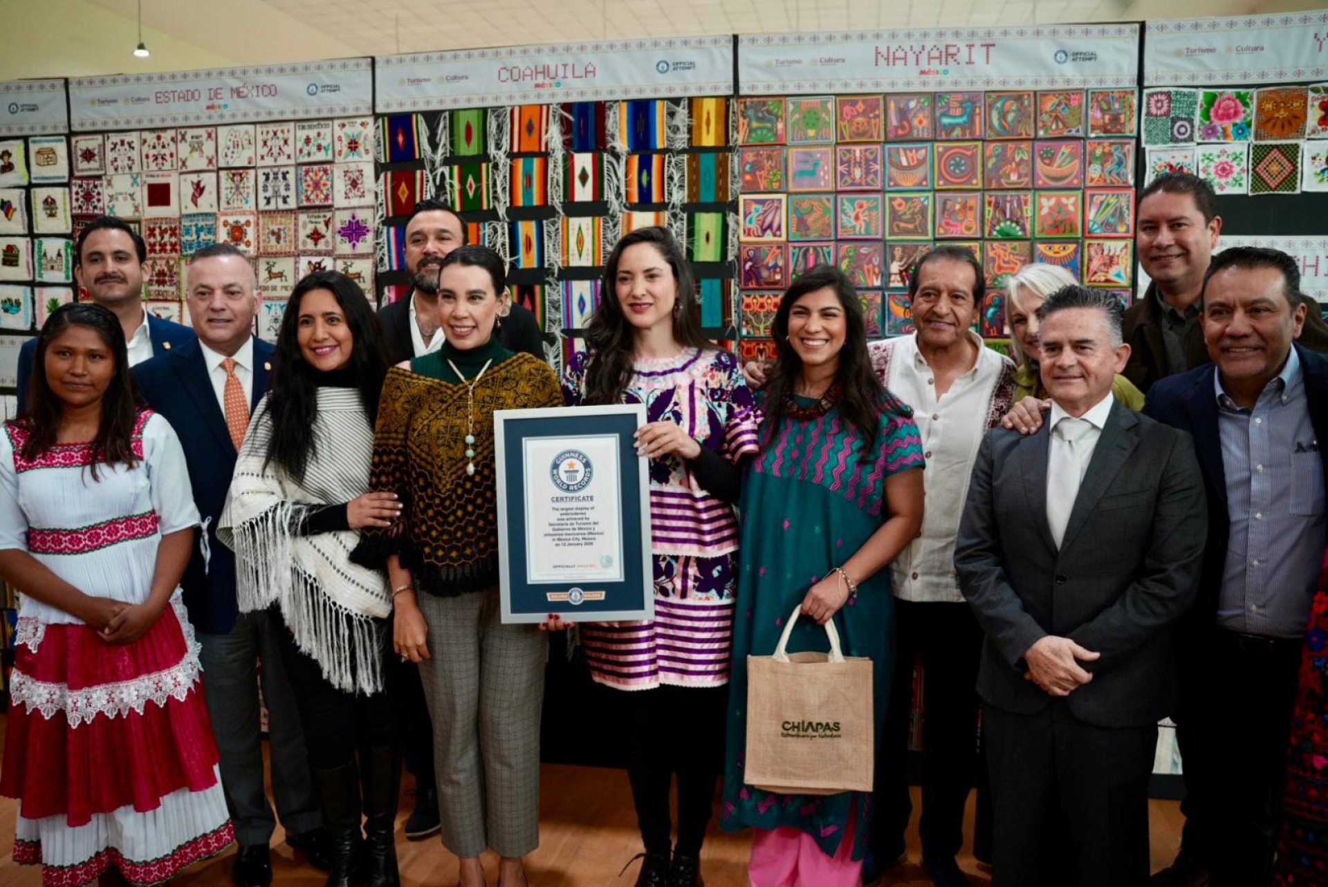 Morelos contribuye al Récord Guinness de la exposición de bordados y tejidos más grande del mundo