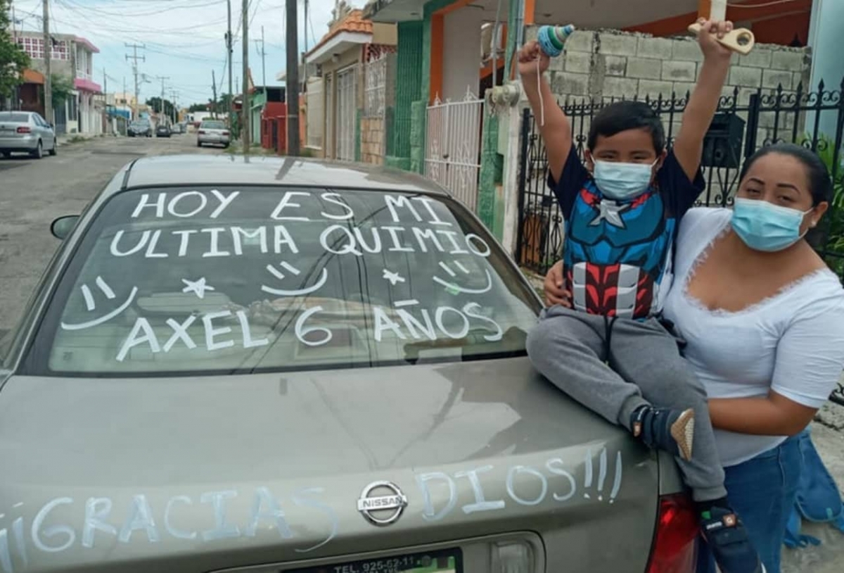 Axel, de 6 años, festeja su última quimioterapia