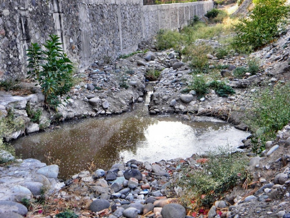 Se quejan vecinos de Amacuzac por contaminación con aguas residuales