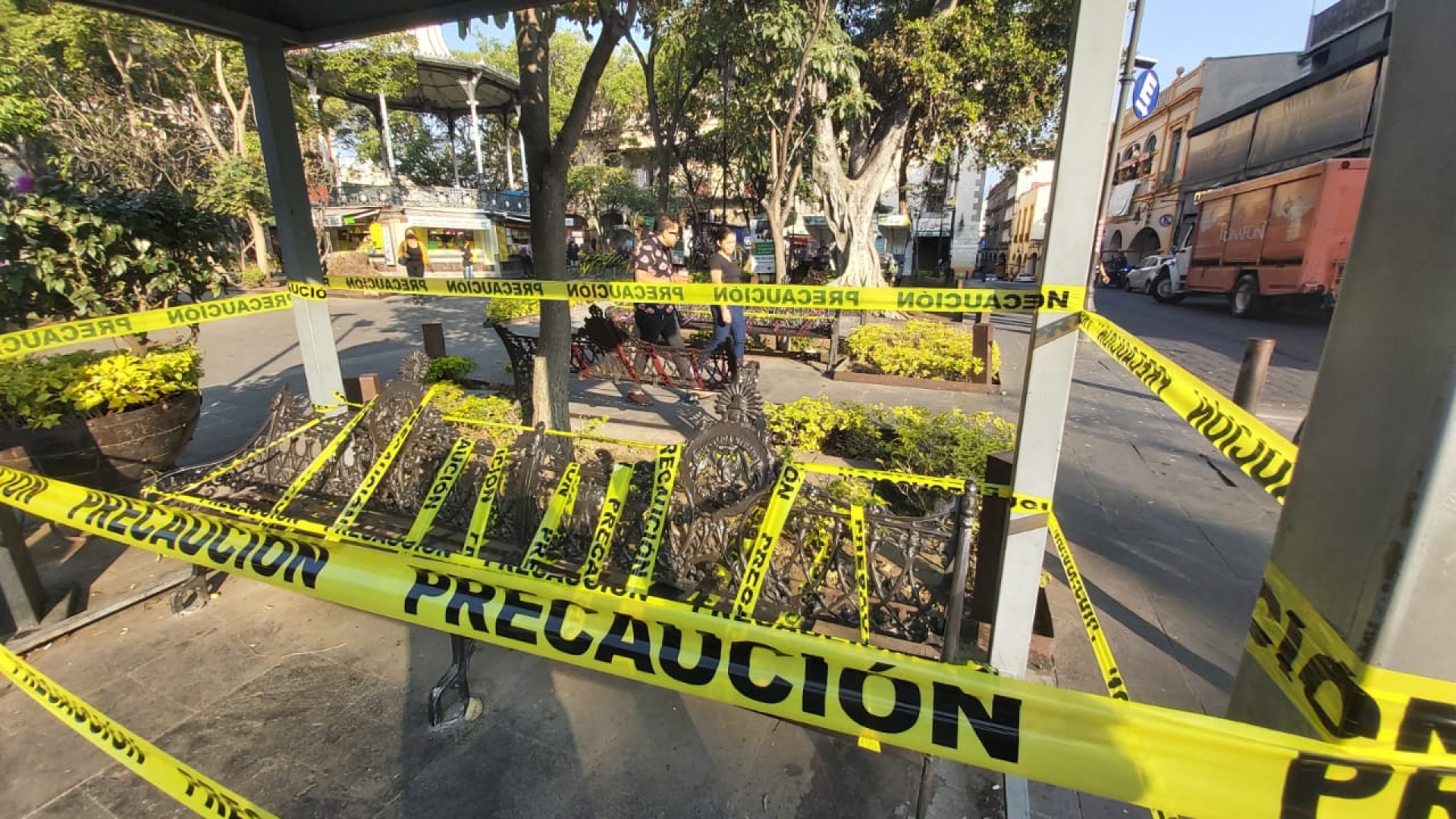 Acordonan autoridades municipales bancas del jardín Juárez