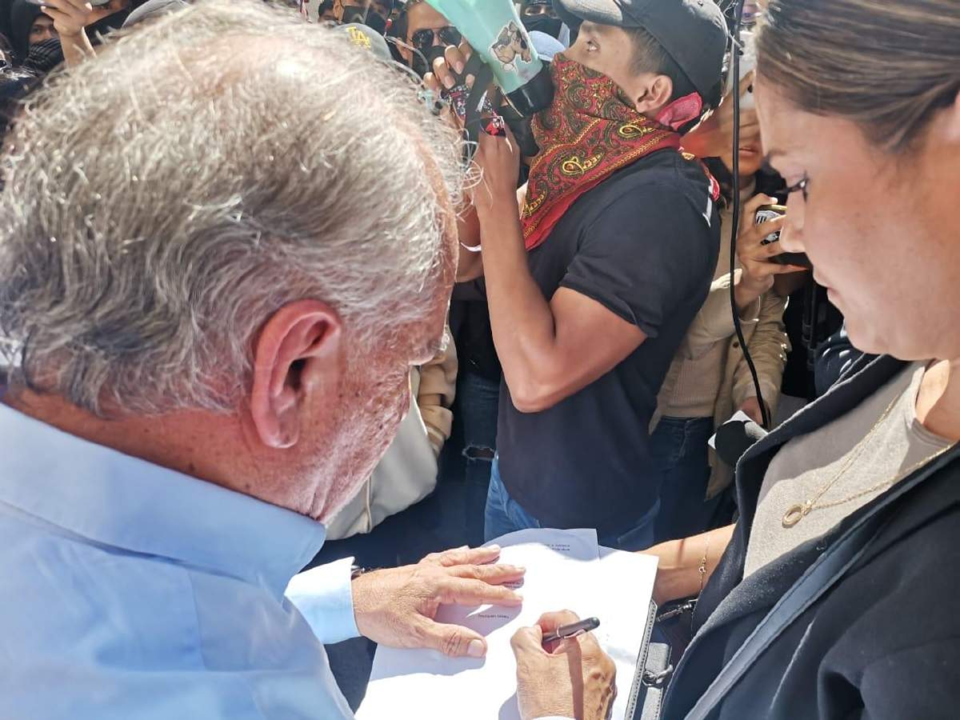 Juan Salazar acude a lucirse a la UAEM y cuestiona hasta al rector