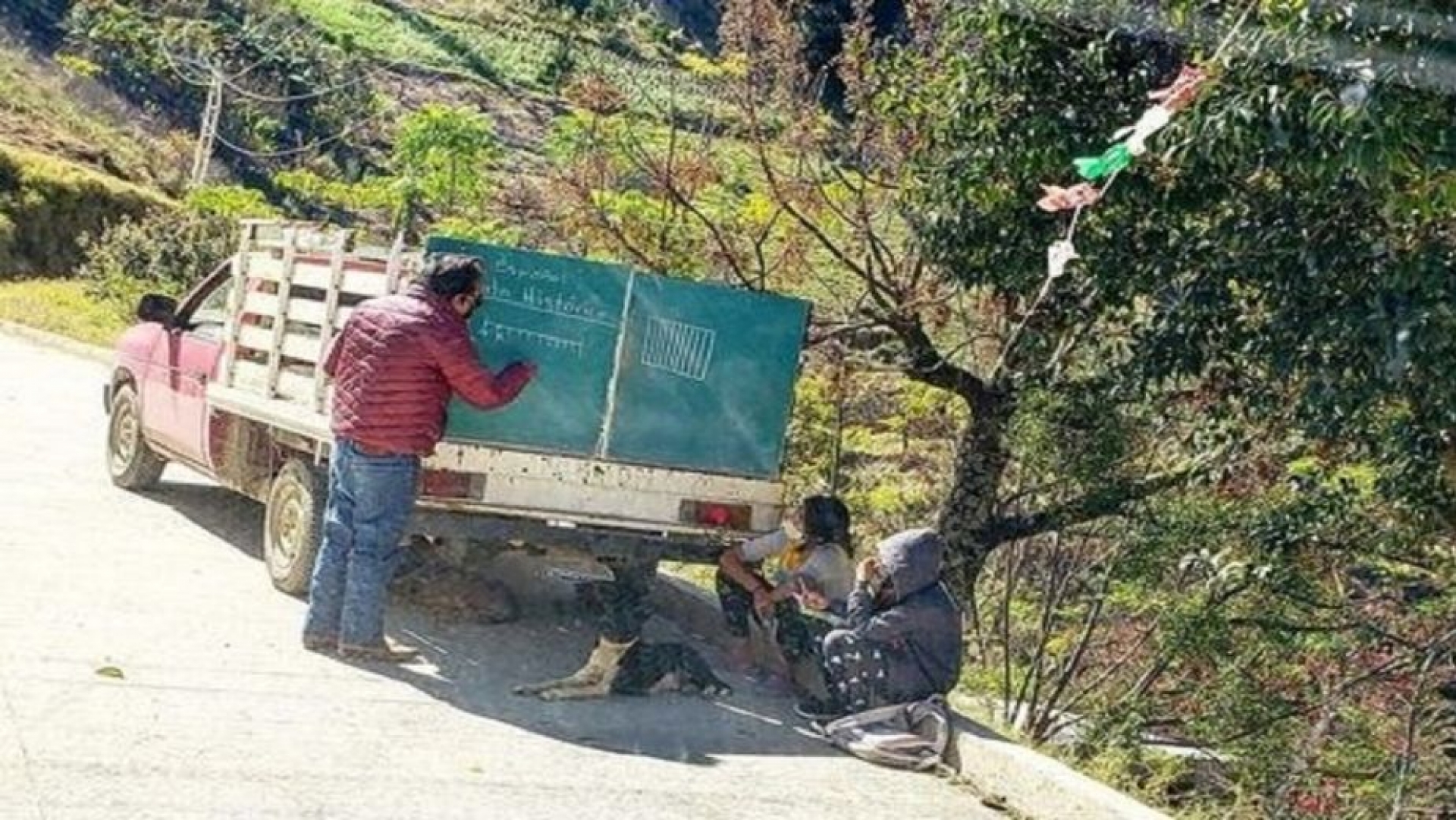 Maestro instala pizarrón y sale a dar clases en su camioneta