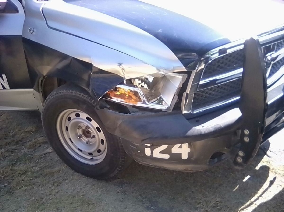 Choque entre una patrulla y una camioneta deja un policía lesionado