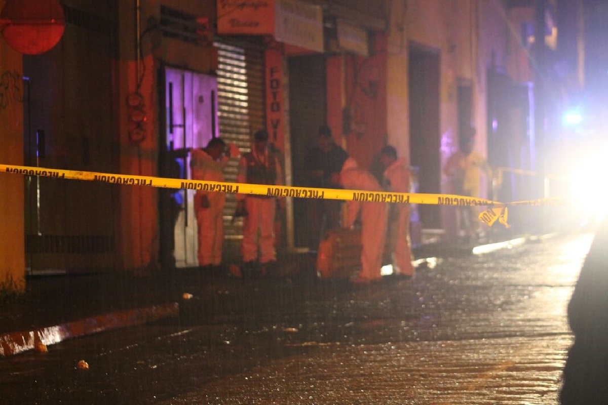 Asesinan a balazos a dos jóvenes en el centro de Cuernavaca