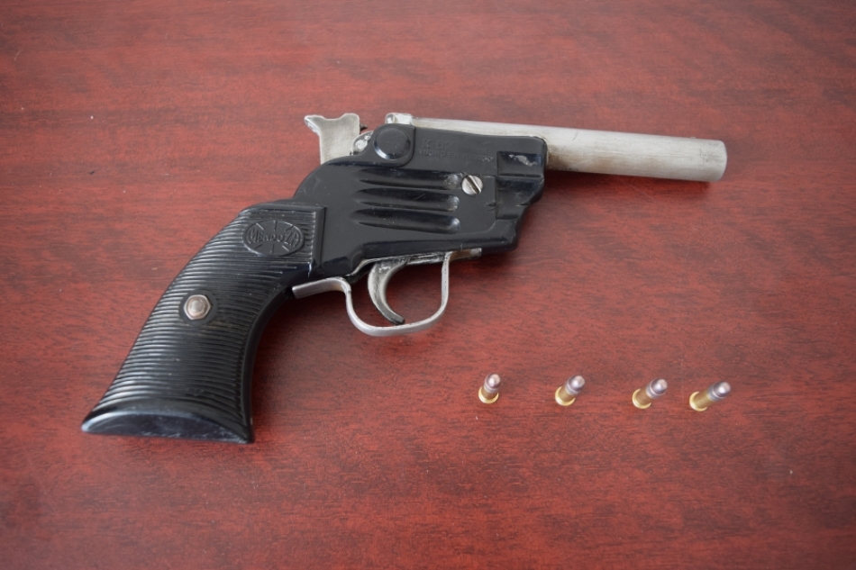 Le hallaron una pistola abastecida con cuatro cartuchos