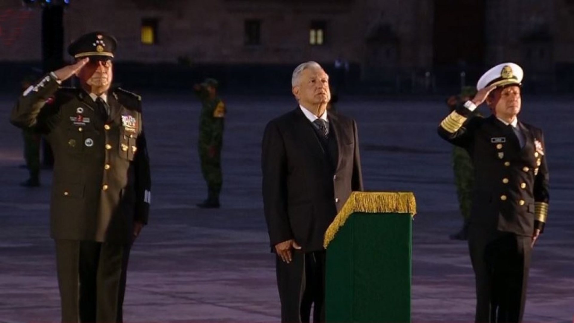 AMLO iza bandera en Zócalo CDMX por víctimas de sismos de 1985 y 2017