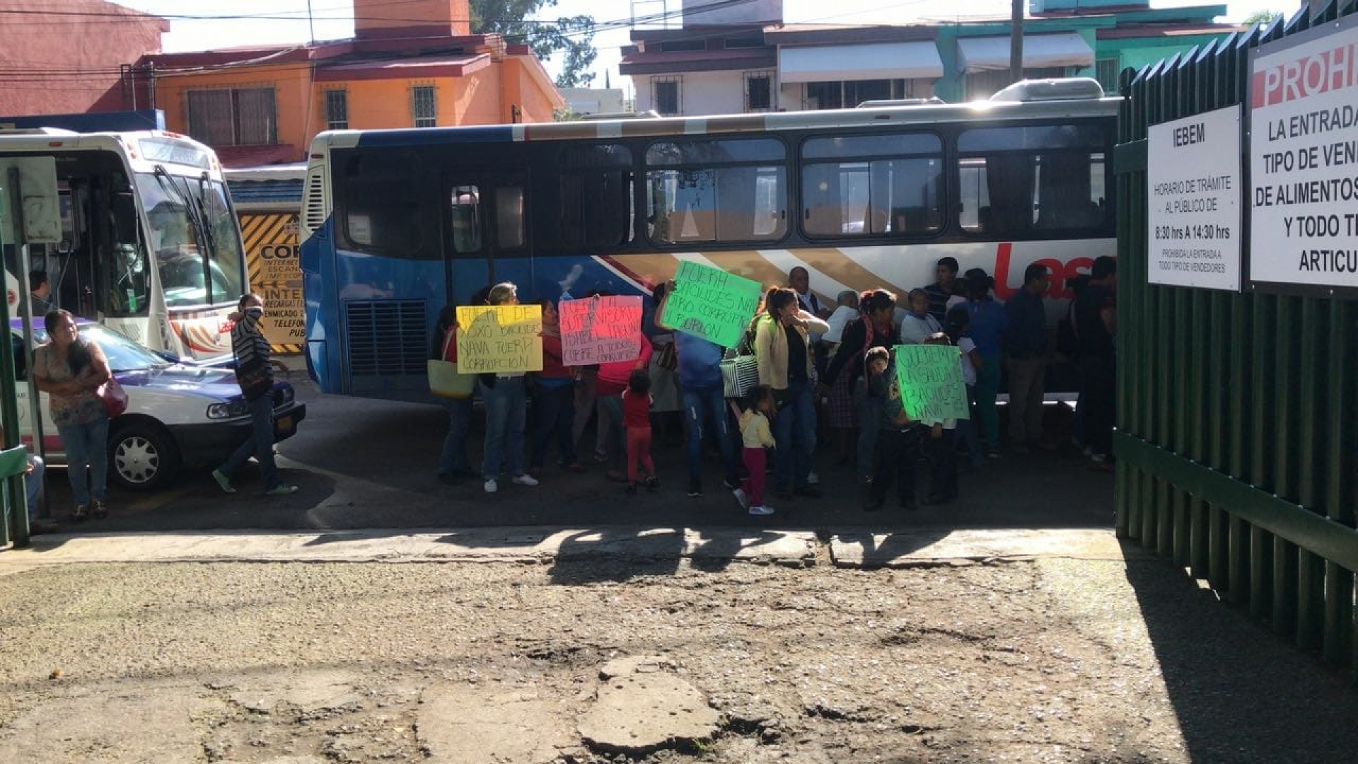Protestan padres de familia de primaria 'Lázaro Cárdenas' en el IEBEM
