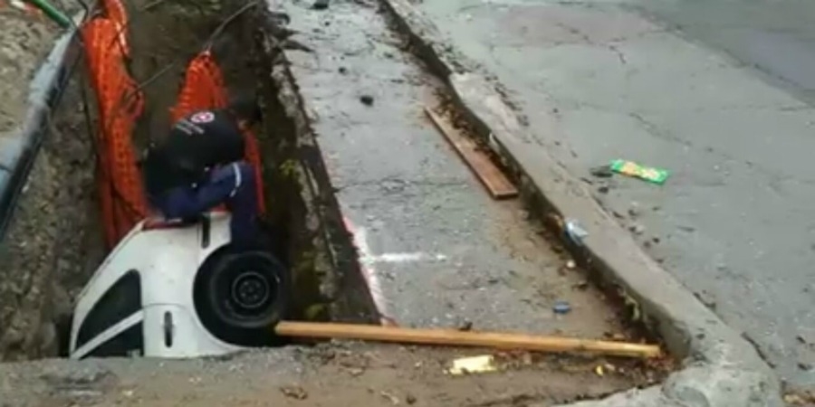 Cae vehículo a excavación profunda en la avenida Palmira