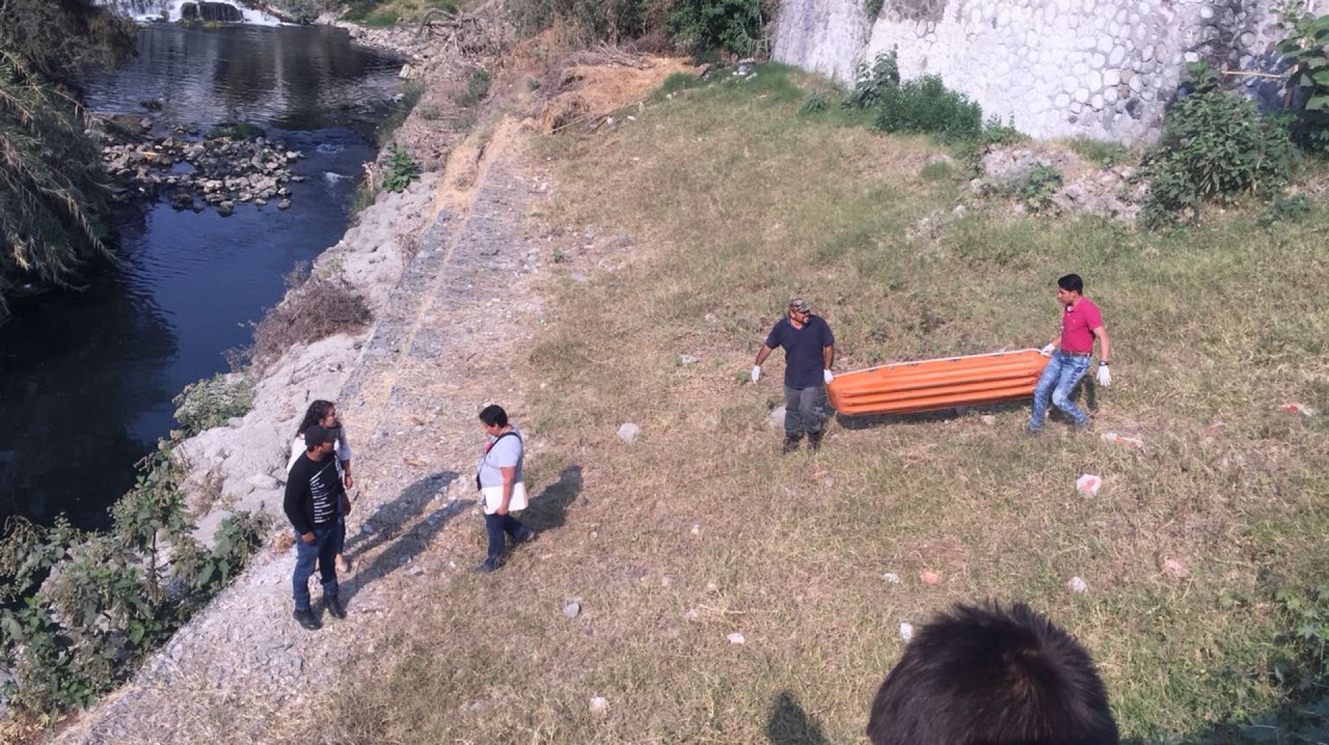Encuentran el cadáver de un hombre en el río Apatlaco